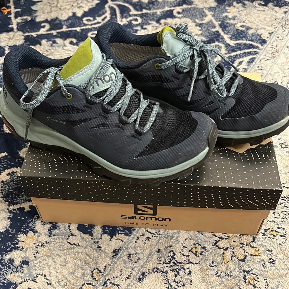 Salomon waterproof hiking sneaker in women size 7